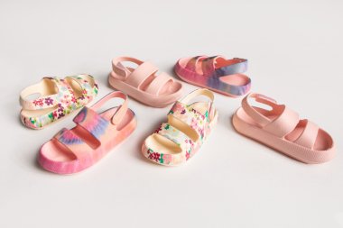 Buty dziewczęce – jak wybrać modne i wygodne modele dla naszych małych księżniczek?