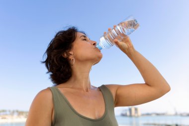 Czy picie dużo wody rzeczywiście pomaga schudnąć?
