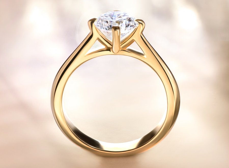 Złoty pierścionek zaręczynowy z kamieniami w szynie – wersja dla kobiet uwielbiających wyrafinowane błyskotki