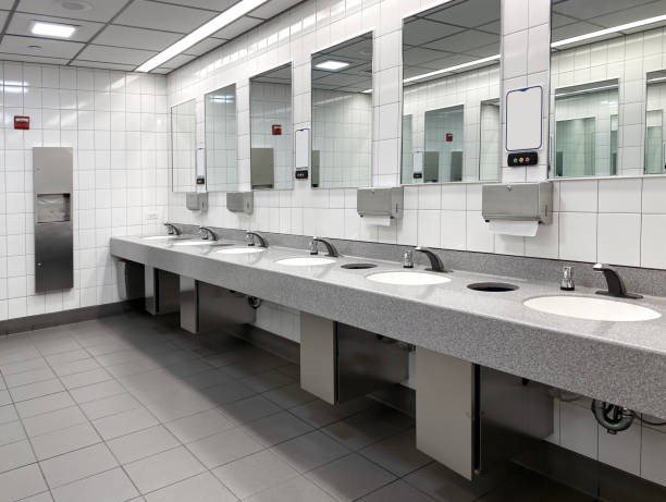 Dlaczego warto wyposażyć łazienkę publiczną w pojemniki na mydło, papier toaletowy i ręczniki?