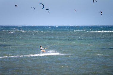 Jak Rozpocząć Przygody z Kitesurfingiem: Praktyczne Wskazówki i Informacje