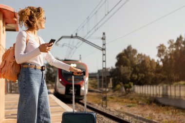 Jak przygotować się do długiej podróży pociągiem na wakacje?