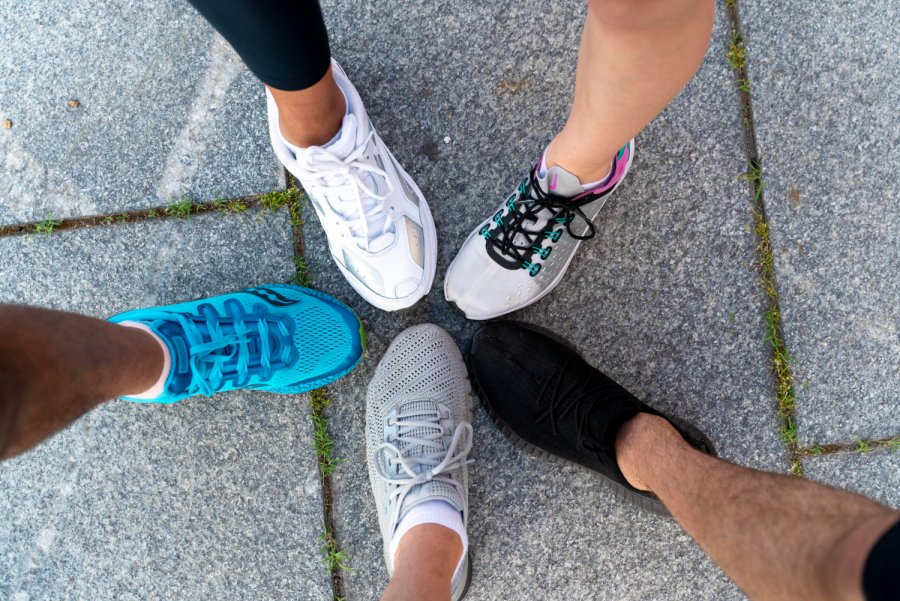 Sneakersy na każdą okazję. Jak wybrać i z czym łączyć?