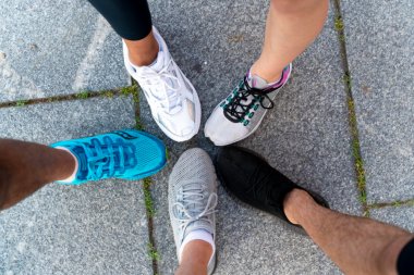 Sneakersy na każdą okazję. Jak wybrać i z czym łączyć?