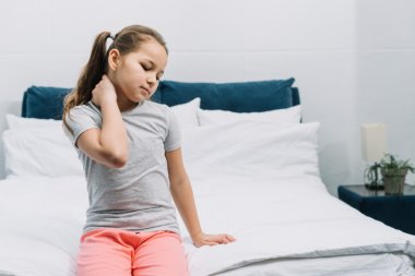 Dziecko skarży się na ból pleców? Nie lekceważ go – to może być problem z kręgosłupem!