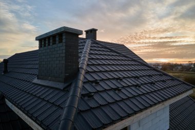 Kto maluje dachy w Bielsku-Białej? Jak malowanie dachów przedłuży żywotność pokrycia?