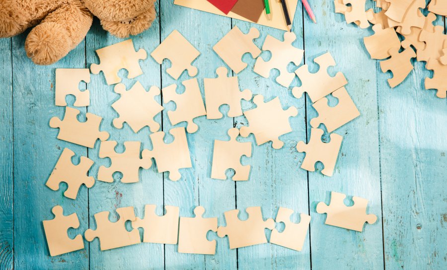 Jak wybrać drewniane puzzle właściwe dla wieku dziecka?