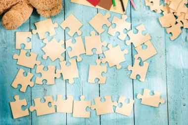 Jak wybrać drewniane puzzle właściwe dla wieku dziecka?