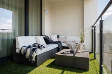 Jak zaaranżować balkon z meblami ogrodowymi? Krok po kroku