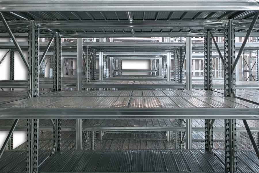 Regały metalowe – solidne meble i uniwersalne wyposażenie