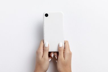 Klasyczne czy zamykane etui na telefon? Jakie będzie lepsze na flagowego Samsunga?