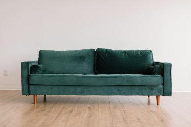 Wersalka czy sofa – co wybrać do dużego salonu?