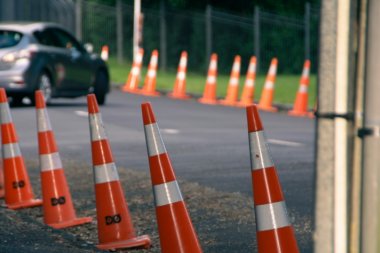 Pachołki drogowe i ich rola w organizacji przestrzeni