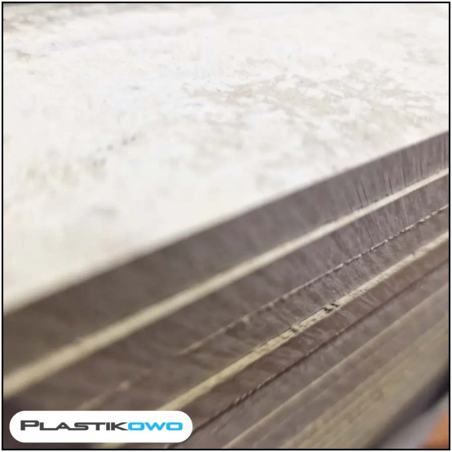 Jaką płytę z tworzywa sztucznego wybrać na zewnątrz? Praktyczny przewodnik po materiałach od plastikowo.pl