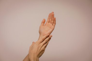 Zdrowe i zadbane dłonie – jak dobrać idealny krem do ich pielęgnacji