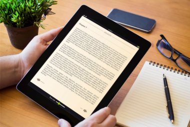 Ebook czy audiobook? Sprawdź, która forma książki lepiej pasuje do Twojego stylu życia