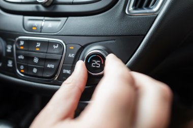 Objawy nieszczelnej klimatyzacji samochodowej – na co zwracać uwagę?