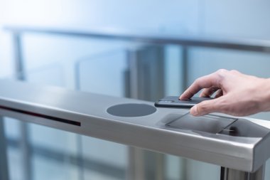 Jak technologia pomaga chronić miejsca pracy – przegląd innowacji w kontroli dostępu