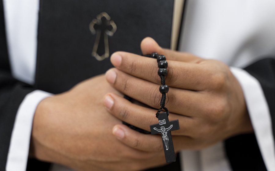 Tradycja i nowoczesność – jak zmienia się oferta sklepów liturgicznych