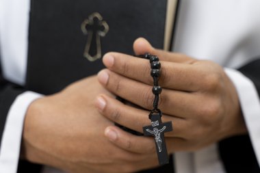 Tradycja i nowoczesność – jak zmienia się oferta sklepów liturgicznych
