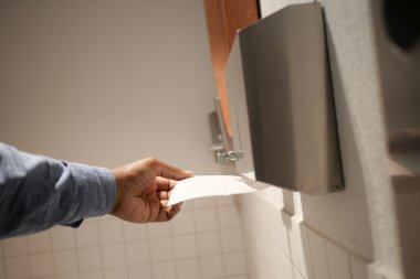 Jaki pojemnik na ręczniki papierowe wybrać do łazienki w przestrzeni publicznej? Poradnik