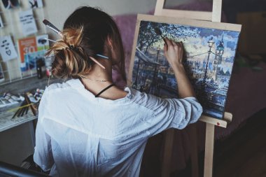 Upominki pełne charakteru dla twórców i wizjonerów – inspiracje