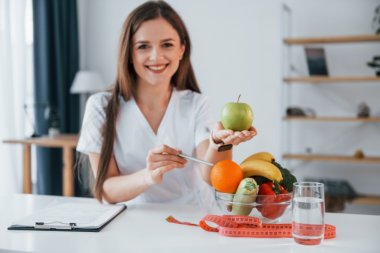 Dietetyka czy dietetyka sportowa? Sprawdź, jaki kurs online lepiej do Ciebie pasuje