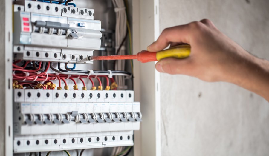 Dlaczego uprawnienia G1 są dziś niezbędne w energetyce i elektroinstalacjach?