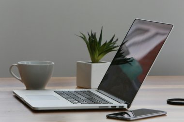 Ergonomia pracy zdalnej – pięć błędów, które większość z nas popełnia