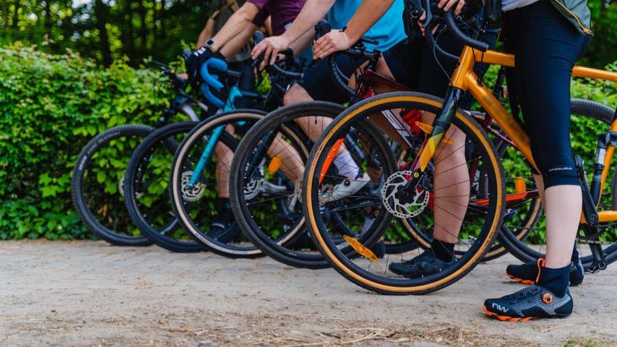 Opony rowerowe – jak wybrać idealne okrycie dla kół i cieszyć się bezpieczną jazdą?