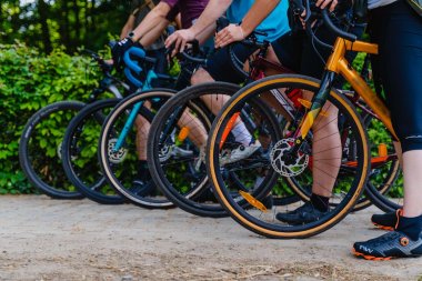 Opony rowerowe – jak wybrać idealne okrycie dla kół i cieszyć się bezpieczną jazdą?