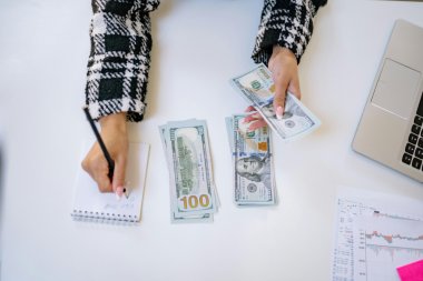 Czy warto ustalać limity wydatków na kategorie życiowe?