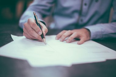 Odszkodowania wojenne dla spadkobierców: W jaki sposób rodziny represjonowanych mogą starać się o odszkodowanie?