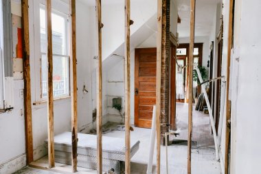 Ceny usług wykończeniowych na Podbeskidziu. Jak inflacja wpłynęła na stawki i dostępność sprawdzonych ekip?
