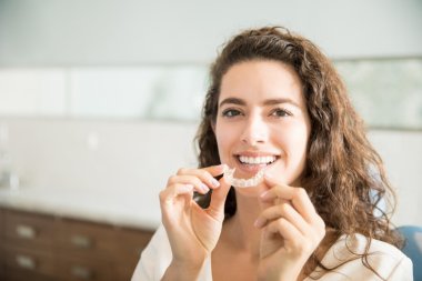 Invisalign czy aparat stały? Porównanie metod leczenia
