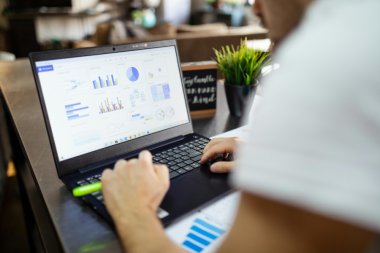 Jak firma z Bielska-Białej może konkurować z sieciówkami dzięki reklamie w Google?