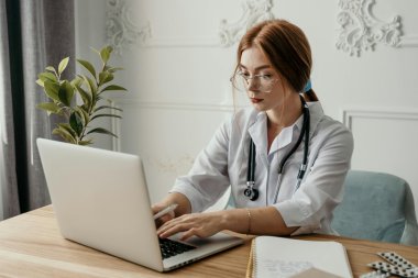 Nie trzeba mieszkać daleko od przychodni, żeby mieć problem z dostępem do lekarza