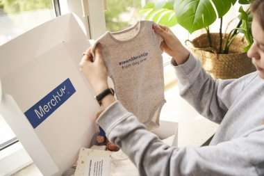 Merch dla rodziców: jak zaskoczyć świeżo upieczoną mamę i tatę praktycznym prezentem od firmy