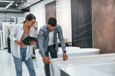 Płytki wielkoformatowe i autorskie projekty łazienek – standardy premium w salonie Multi Design w Bielsku