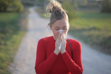 Alergia sezonowa i uczulenie – co warto mieć w domowej apteczce?