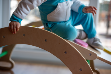 Dlaczego warto kupić bujak Montessori w tupti.wood?