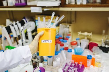 Odbiór odpadów niebezpiecznych z zakładów produkcyjnych, szpitali i firm przemysłowych