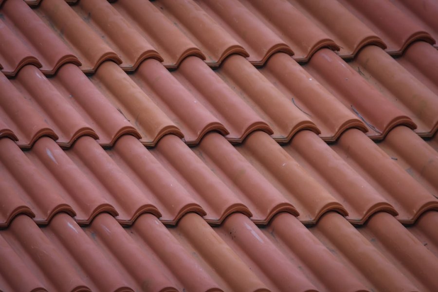 Dachówka betonowa czy ceramiczna? Jak wybrać pokrycie dachu.