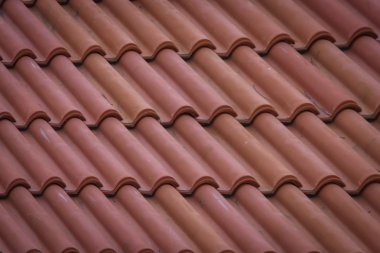 Dachówka betonowa czy ceramiczna? Jak wybrać pokrycie dachu.