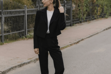 Jeansy petite a standardowe jeansy - dlaczego krótsza nogawka to niejedyna różnica?