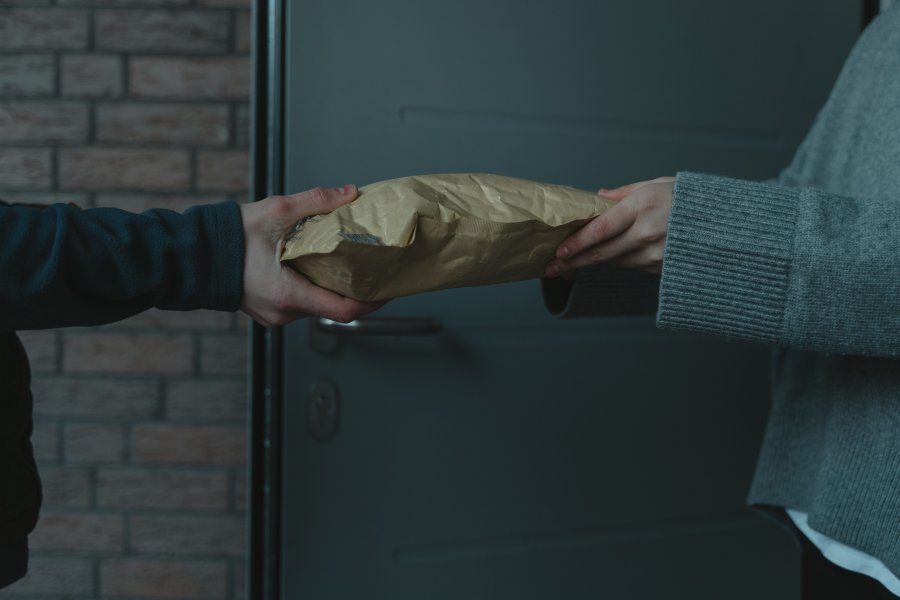 Mały sklep i rękodzieło. Jak wysyłać paczki regularnie i kiedy podpisać umowę z kurierem?