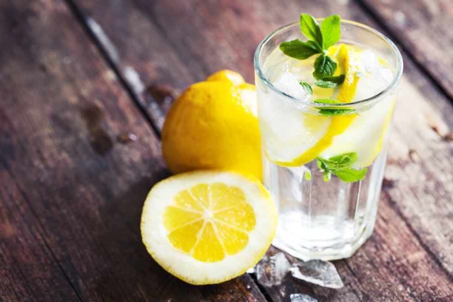 Woda z cytryną, czyli najlepsza recepta na dobry dzień i wspaniałą sylwetkę