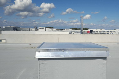Świetliki dachowe przemysłowe - jak je wybrać?