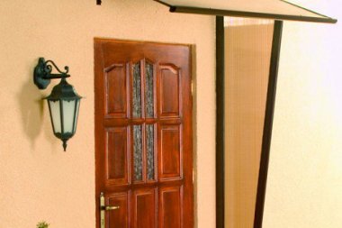 Dlaczego warto instalować daszek nad drzwiami wejściowymi?