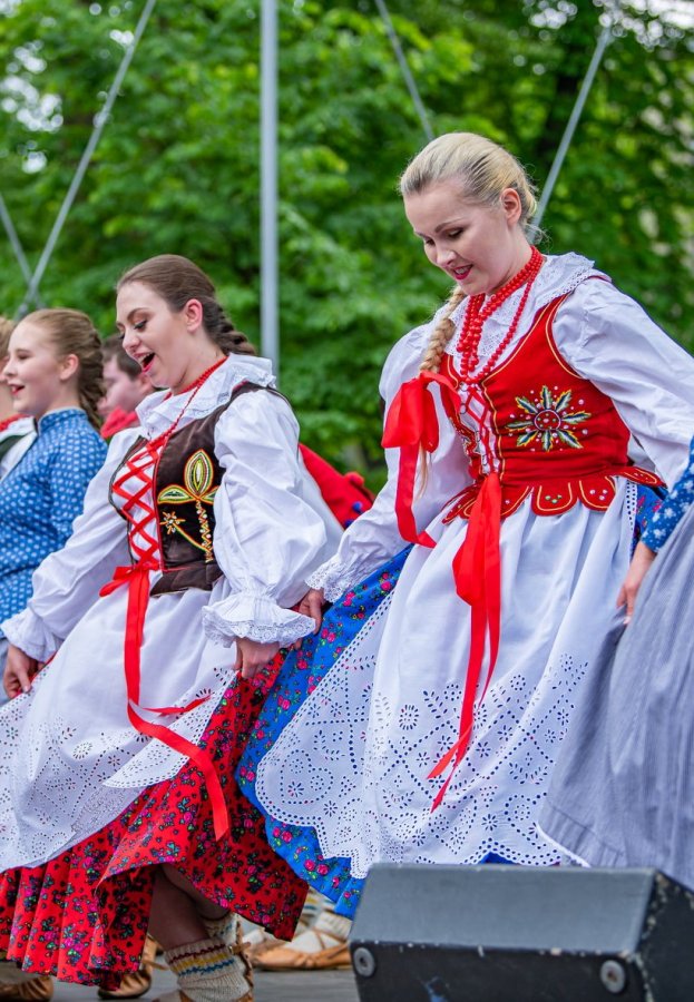 Beskidzki folklor na placu Chrobrego